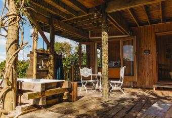 Charming Hideaway in the Heart of Oakura has Balcony rooms