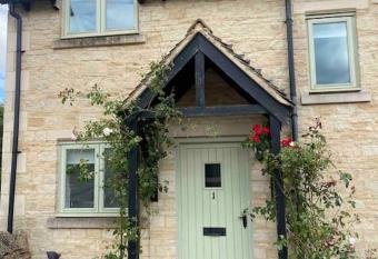 Cotswold Cottage has Balcony rooms