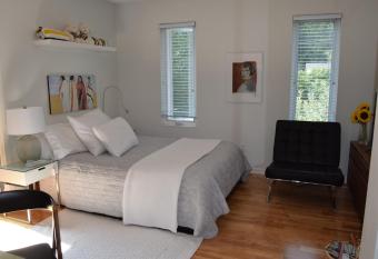 Rathtrevor Beach B&B has rooms with a private hot tub