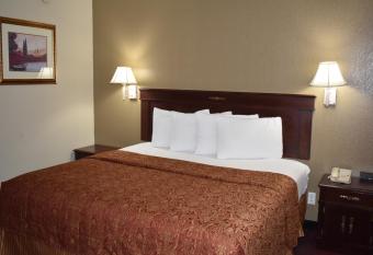 Town House Inn Cape Girardeau has Balcony rooms