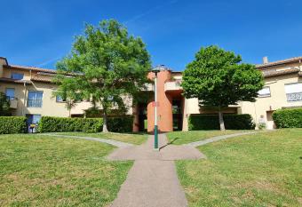 T2 55m   tout confort avec jardin. Cuisine et   quipements neufs. Wifi TV parking has Balcony rooms