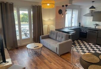 Bel appartement Meyzieu centre proche Tramway has Balcony rooms