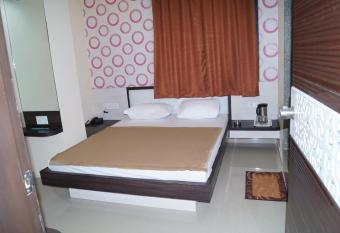 Shree Akshar Restaurant and Hotel has Balcony rooms