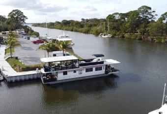 Pura Vida - Floating Home has Balcony rooms