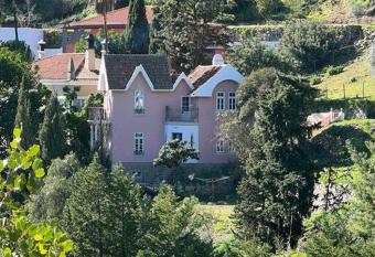 Villa Rosa has Balcony rooms