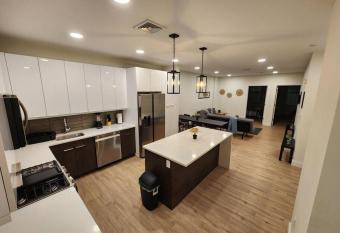 Deluxe 2 Bedroom VIP to NYC allows 18 year olds to book a room