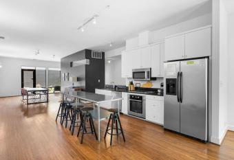 Stunning Modern Apt in Nulu allows 18 year olds to book a room