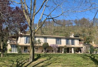 Lake Bracciano scenic view & Rome 35 minutes away has Balcony rooms