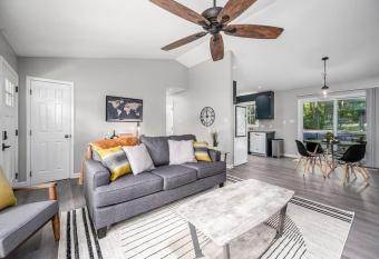 Cozy on GeroMaine St 1 Mile From Downtown Apex has Balcony rooms