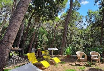 La casa in pineta allows 18 year olds to book a room