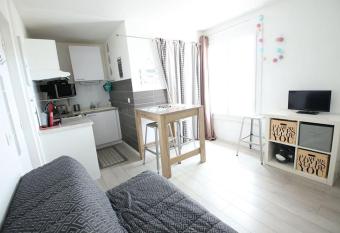 Joli studio    3 min de la plage allows 18 year olds to book a room