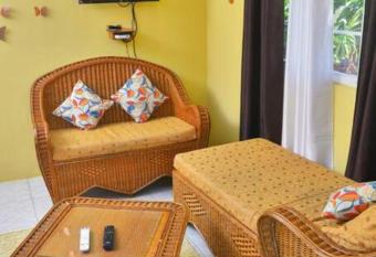 Gorgeous, Relaxing Suite: 5 mins from Beach! has Balcony rooms
