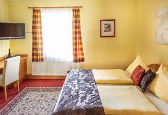 Weingut Donabaum  allows 18 year olds to book a room