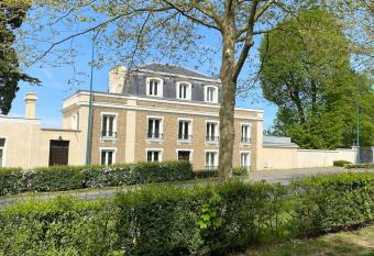 Studio pr   de Disney allows 18 year olds to book a room