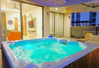 Apartasuite Salinas del Mar - Bello Horizonte has rooms with a private hot tub