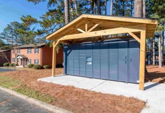 Hopkings Property has rooms with a private hot tub