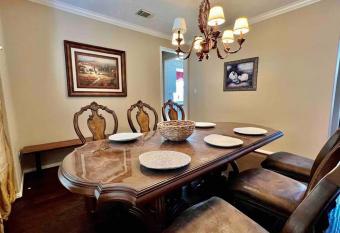 Breezy villa, Near NRG STDM and the medical center has rooms with a private hot tub