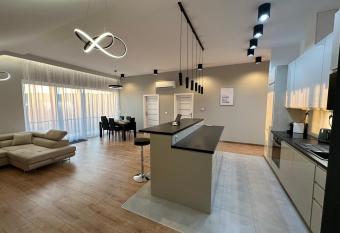 Tyniecka 118K - Prestige Apartment by JSO has rooms with a private hot tub