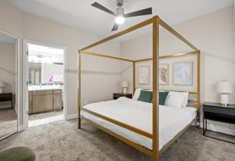 North Scottsdale Apartments - Kierland Commons has rooms with a private hot tub