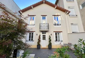 Villa La Roseraie has rooms with a private hot tub