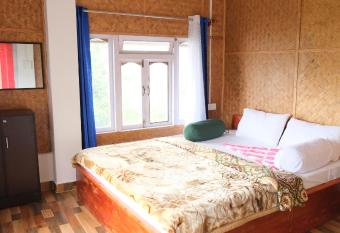 THE JUNGLE has Balcony rooms