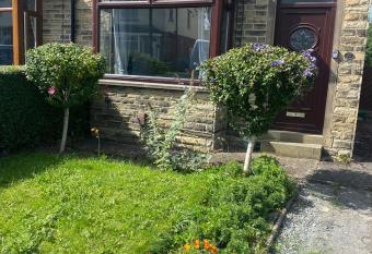 Huddersfield 2 bedroom house has Balcony rooms
