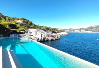 Cap Portofino - Villa d Exception allows 18 year olds to book a room