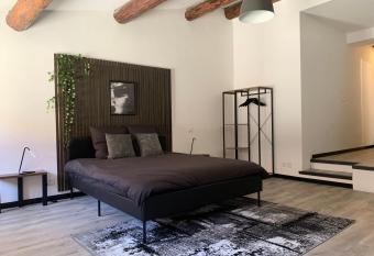 Studio Via Romana Vaison La Romaine allows 18 year olds to book a room