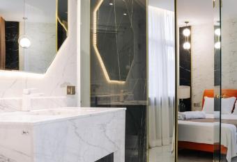 Luxurious Mamu Apartment has rooms with a private hot tub