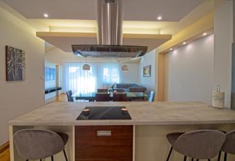 Stross Apartments & Rooms has rooms with a private hot tub