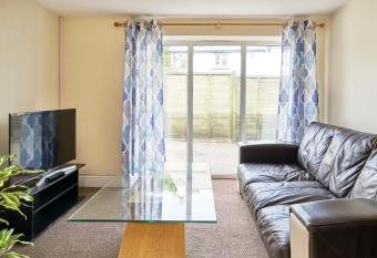 The Barn (Chilsworthy), 6 Sleeper House, 19 Min Drive into Bude, Cornwall allows 18 year olds to book a room