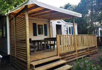 Vacances en Provence has Balcony rooms