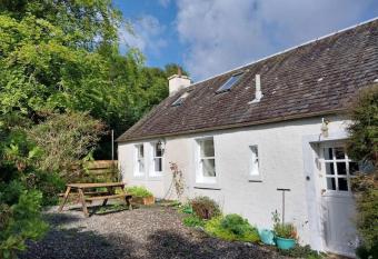 Idyllic cottage in peaceful rural location allows 18 year olds to book a room