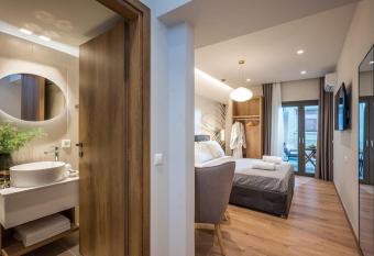 Amalia s Luxury Apartment 3 has Balcony rooms