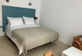 Appartement calme centre ville    80m des Halles has Balcony rooms