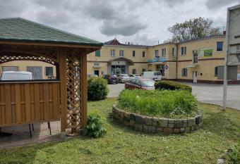 Noclegi kwatery pracownicze w   arach allows 18 year olds to book a room