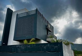 The magnifica Luxurious Villa with swimming pool has rooms with a private hot tub