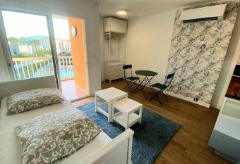 Appartement Vue Mer - Parking - Piscine - Plage has Balcony rooms