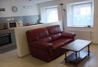 CHEZ ERIC et MARTINE allows 18 year olds to book a room