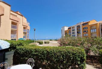 T2 rez de jardin direct plage has Balcony rooms