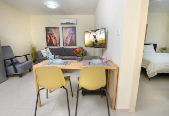 Our Little Strawberry , Charming Condo in Rosh Pinna has Balcony rooms