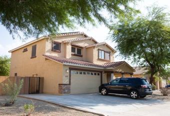 The Art, Office & Music Gateway has rooms with a private hot tub