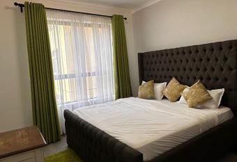 Regency 3 Bedroom Apartment- Nairobi has rooms with a private hot tub