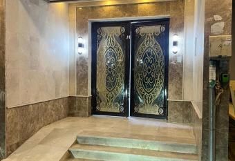 Holiday apartment has rooms with a private hot tub