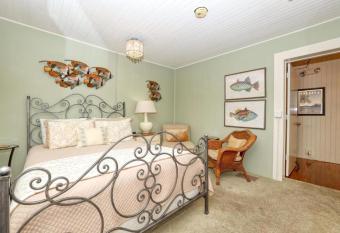 Hibiscus House BnB Jasmine Room Charming Queen Bed allows 18 year olds to book a room