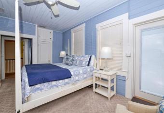 Hibiscus House Inn Orchid Room Urban Elegance Luxurious Double Room has Balcony rooms