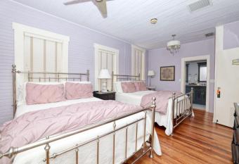 Hibiscus House Inn Periwinkle Room Cityscape Oasis has Balcony rooms