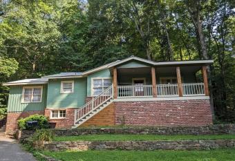 MidCentury Charm-Tranquil Setting-Walk to Downtown allows 18 year olds to book a room