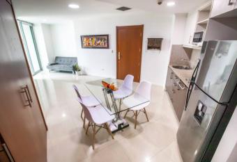 Suite Vista al r  o con Balc  n en puerto Santa Ana has rooms with a private hot tub