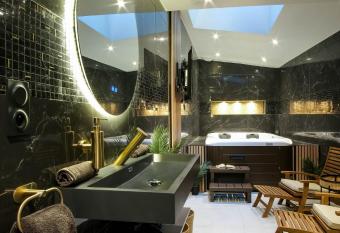 La Golden Suite allows 18 year olds to book a room